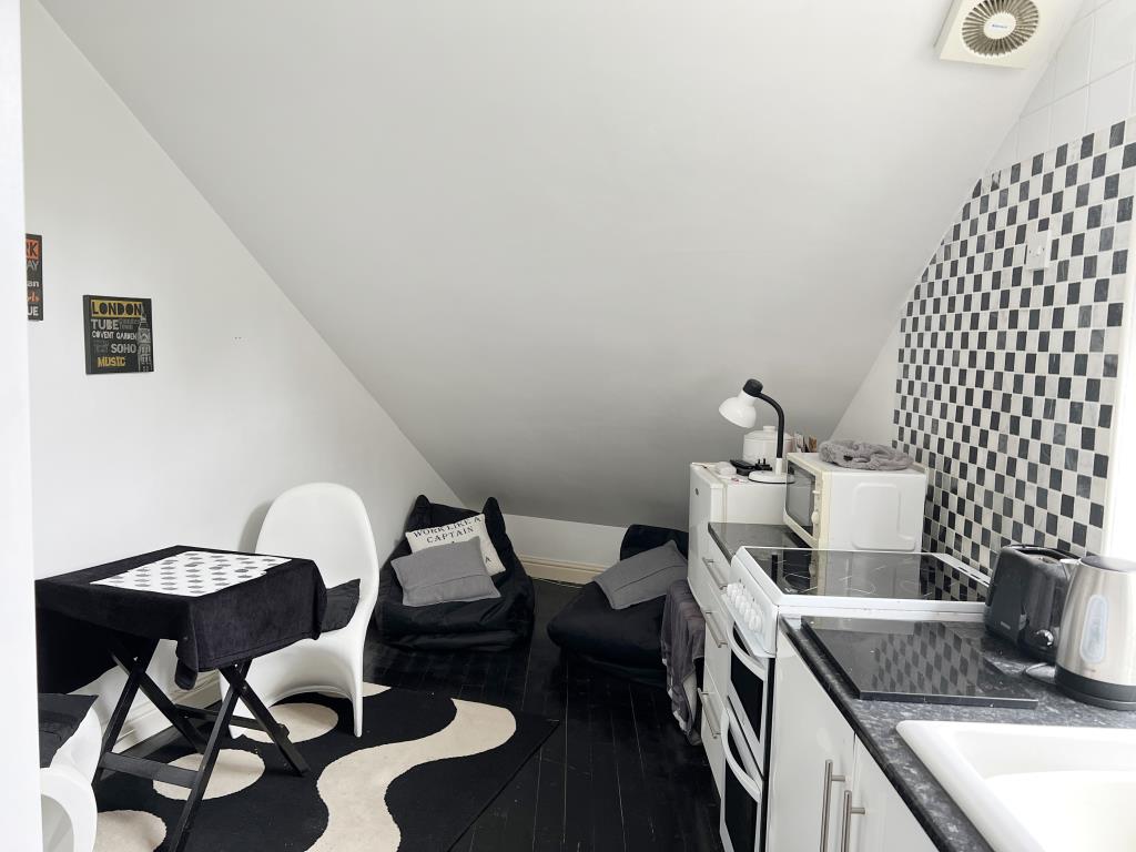 Lot: 167 - COMMERCIAL UNIT WITH RESIDENTIAL ACCOMMODATION ABOVE - Second floor living area and kitchen